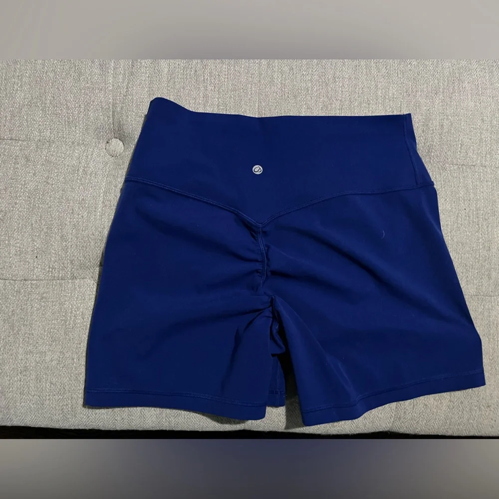 Crz yoga set - size l color larkspur- extra scrunch shorts 4” - Picture 3 of 4